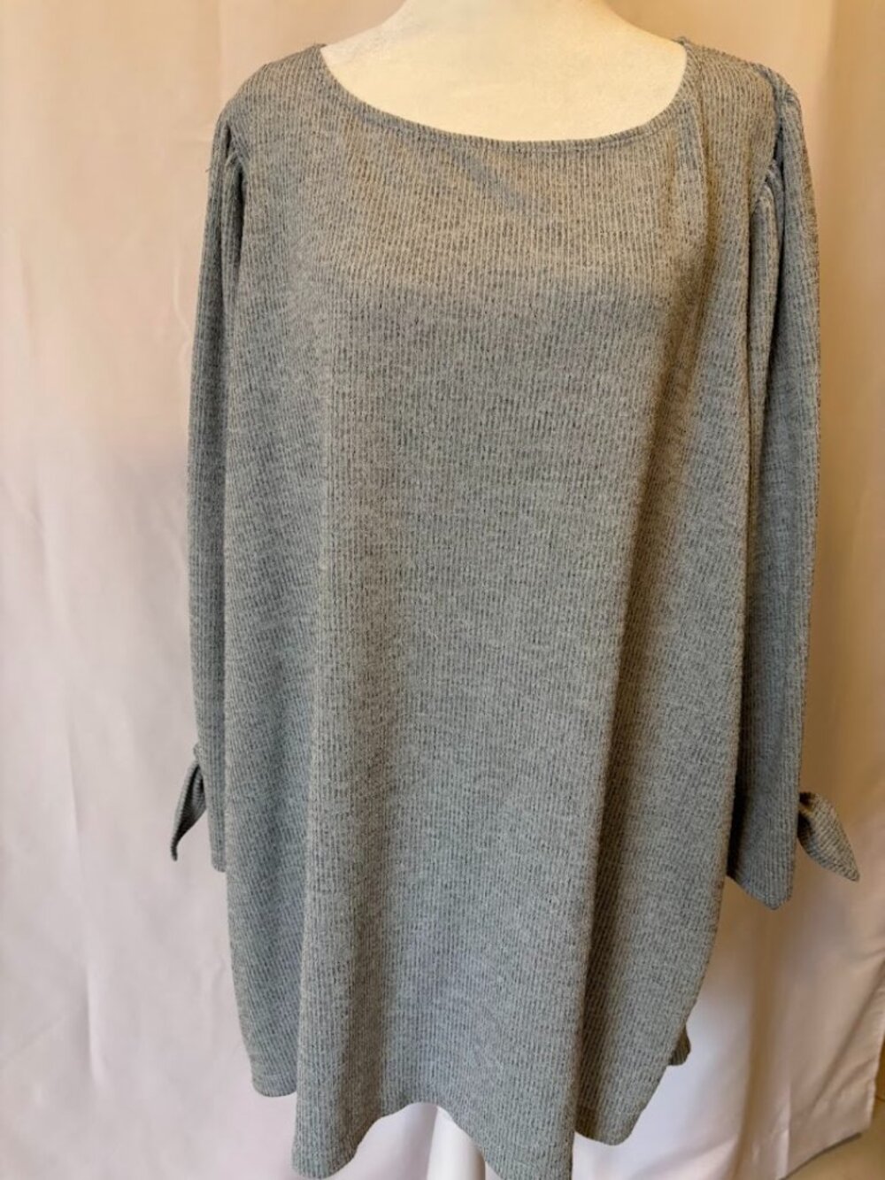 NWOT MAX STUDIO Women's Long-Sleeve Top (Gray color) - 3X